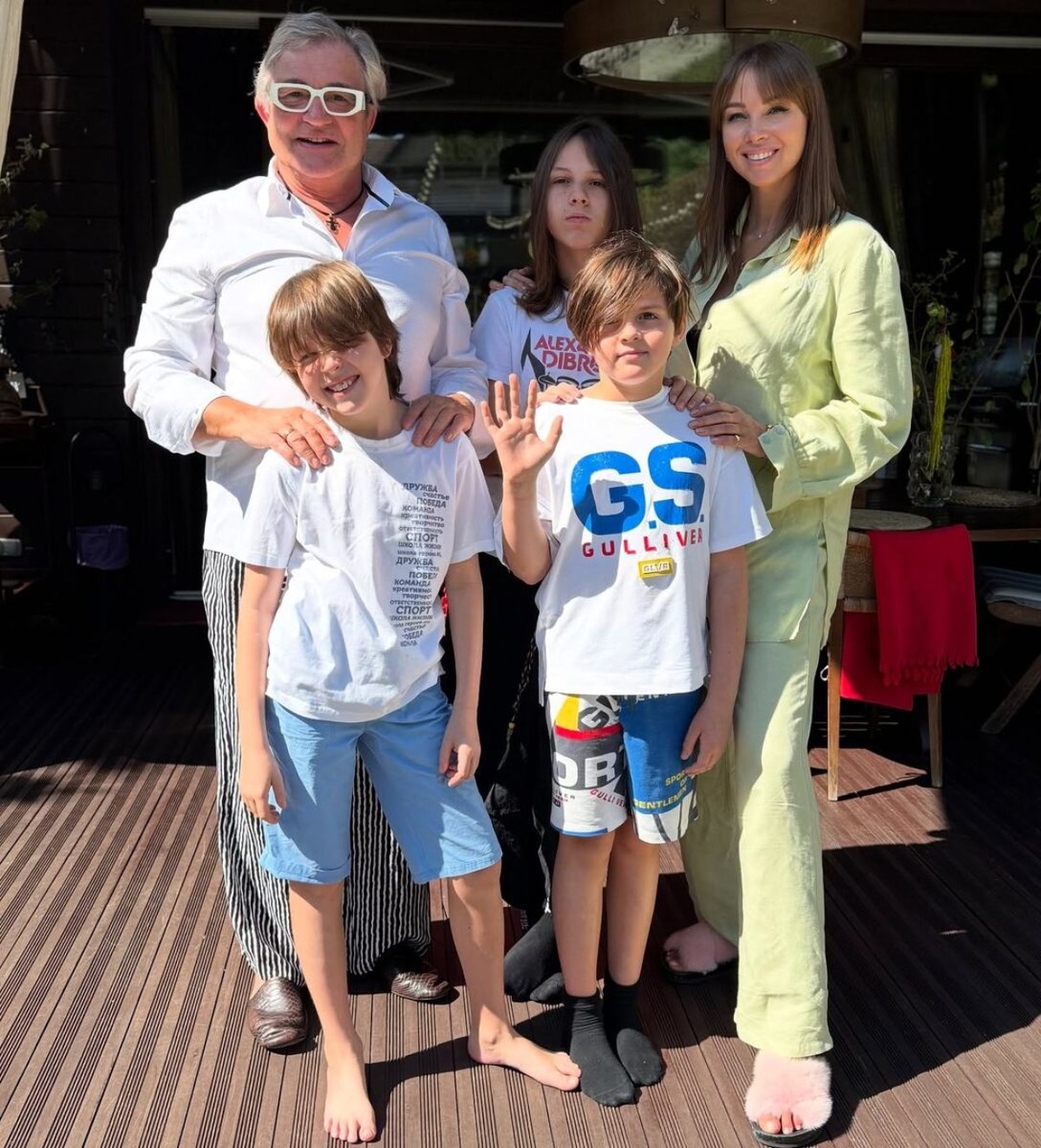Дмитрий и Полина с детьми