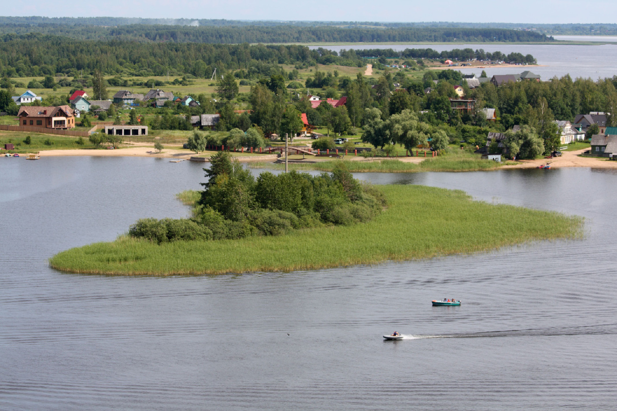 Летом на Селигере самый популярный вид отдыха — водные прогулки, ведь с воды открываются прекрасные виды на живописные берега, острова и Осташков, основанный в XIV веке