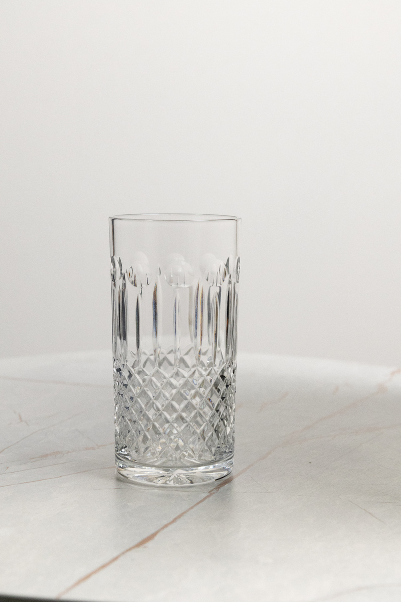 Съемка стекла с двумя черными флагами по бокам (фото: ch-antogi.ru)