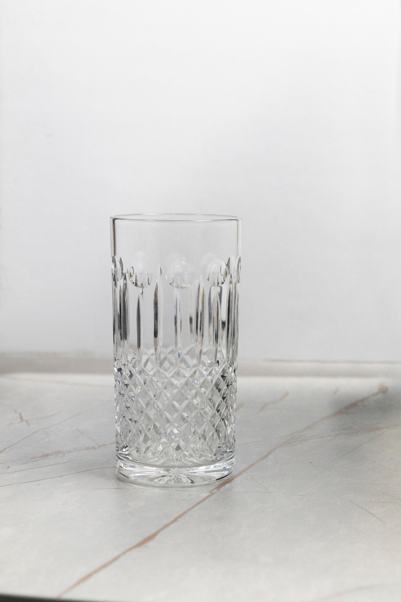 Съемка стекла с двумя черными флагами по бокам и белым флагом сзади (фото: ch-antogi.ru)