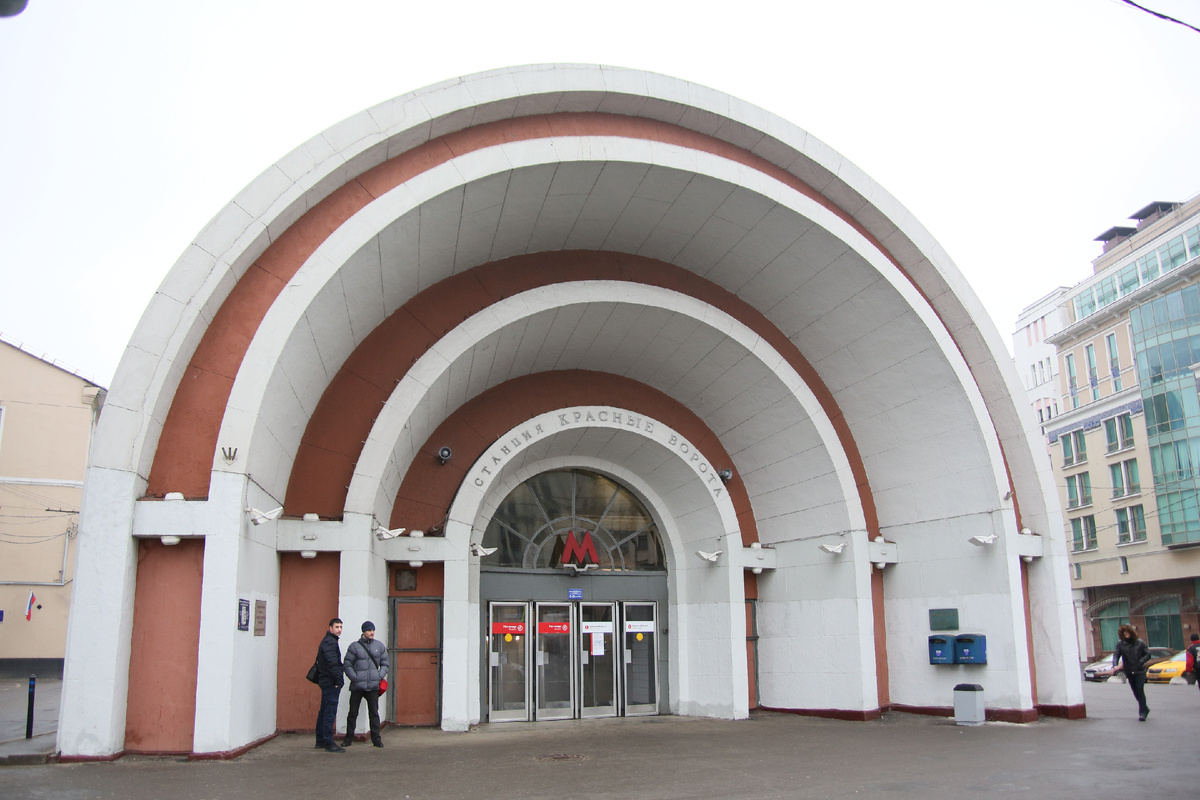 Уличный вестибюль станции «Красные ворота»