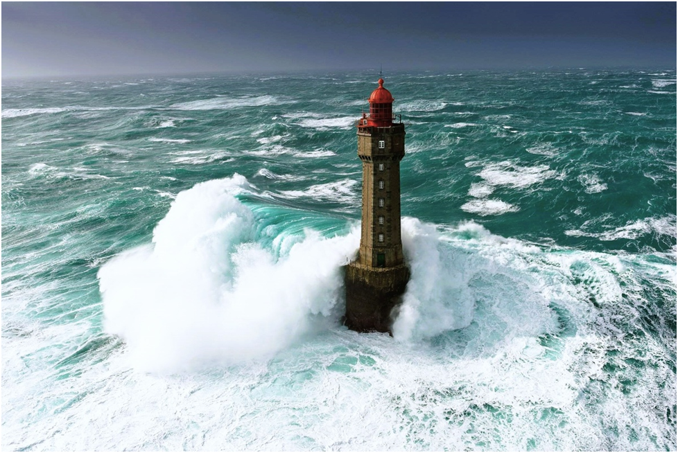 Рис. 1 Штормовой океан у берегов Бретани во Франции, там где расположен порт назначения перехода г. Брест. Маяк Ля Жумьен («Кобыла»), около острова Уэссан чуть севернее входа в брестский залив.