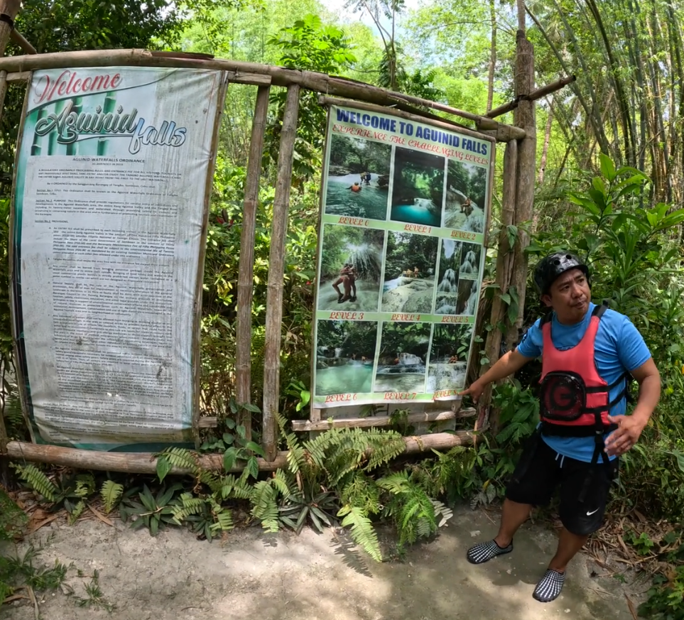 гид рассказывает про водопад Агинид