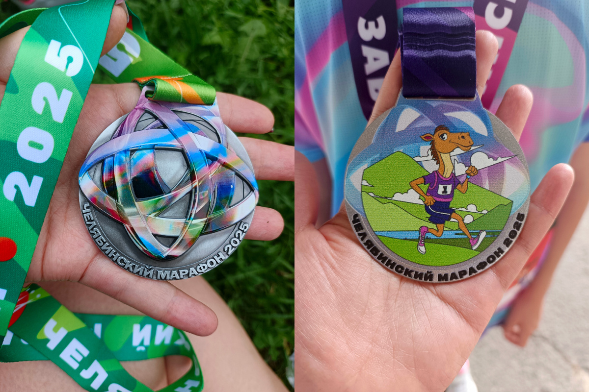 Слева — взрослая медаль, справа — детская.