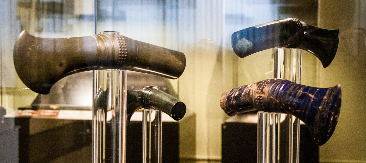 Топоры — символы власти. Жадеит, нефрит, лазурит. Троя II, клад L, 2600—2300 л. до н. э.