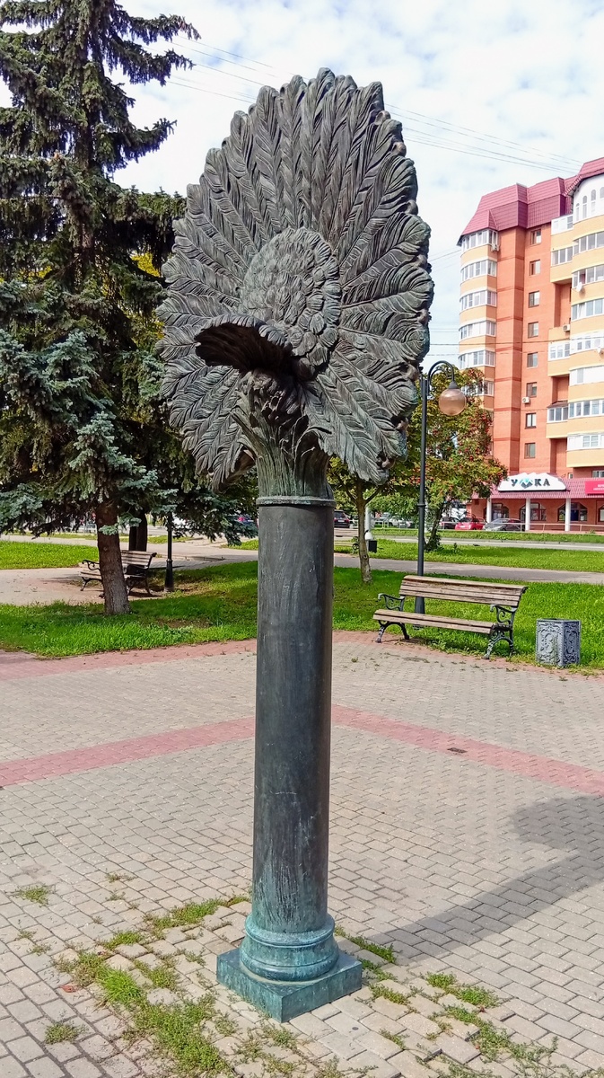 Серпухов. Бронзовая стела с символом города. Фото из личного архива автора.