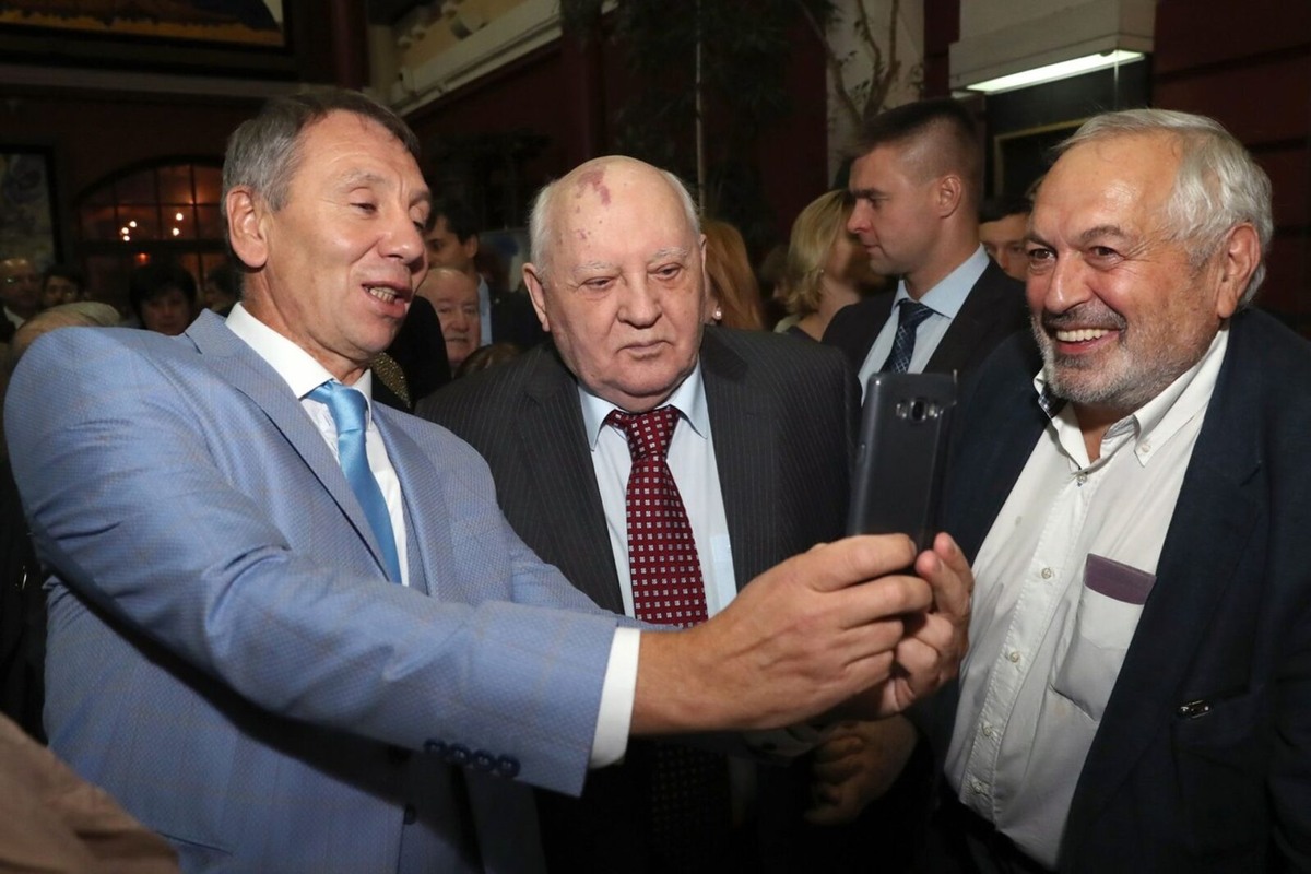 Сергей Марков* (слева), Михаил Горбачев (в центре) и главный редактор журнала «Дилетант» Виталий Дымарский на приеме радиостанции «Эхо Москвы» в ресторане «Галерея художника» в Москве, октябрь 2017 года. Фото: Vyacheslav Prokofyev/ TASS/ Profimedia