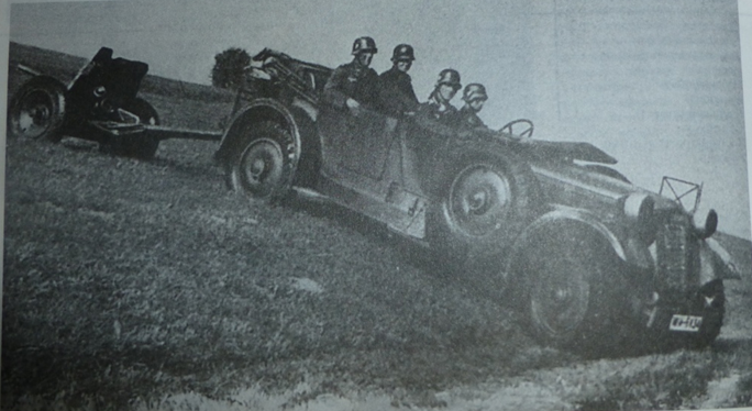 Легковой автомобиль кюгельваген 3GD фирмы «Адлер» с 37-мм противотанковым орудием на прицепе.