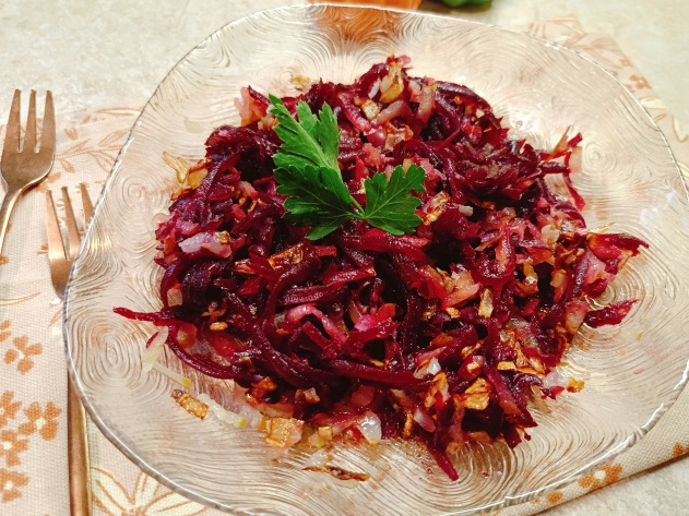 Сладко-соленый, очень-очень вкусный: салат из свеклы и соленых огурцов