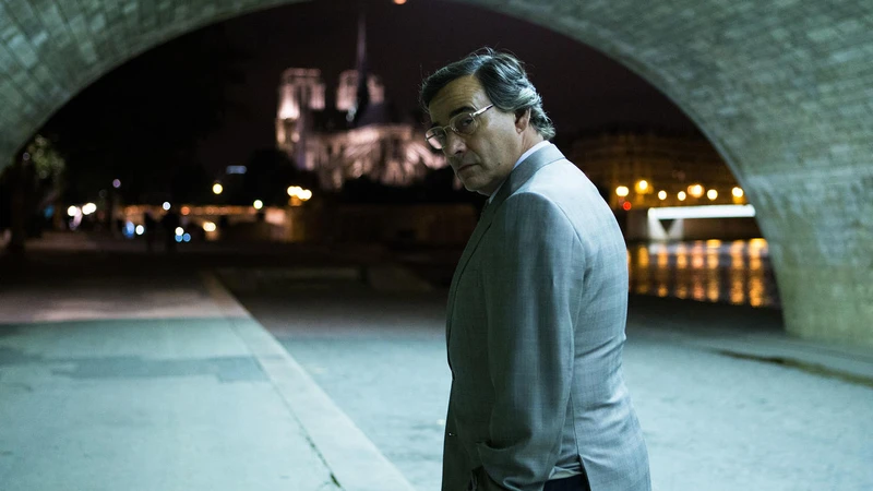 Кадр из фильма «El hombre de las mil caras». Режиссер: Альберто Родригес. Производство: Atípica Films, Atresmedia, Atresmedia Cine, Canal Sur Televisión S.A., Distribuidora de Television Digital, Espía de las mil caras, El, Movistar+, Sacromonte Films, Zeta Audiovisual, Zeta Studios