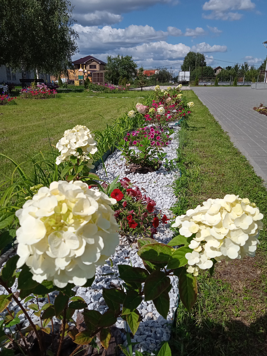 Территория возле нашего храма. Нижний Новгород. Заботливыми руками наших прихожан создана такая красота