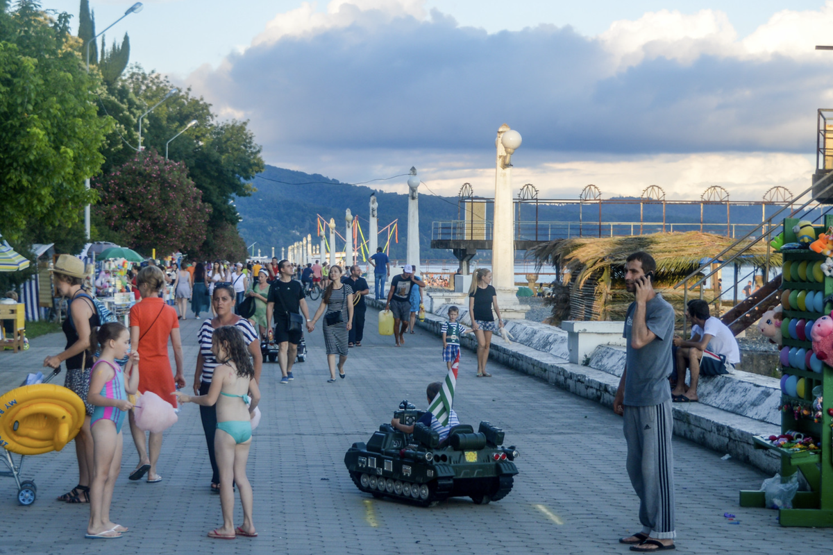 Кроме отелей и общепита есть прокат, торговля, нехитрые конкурсы для туристов – приложить изобретательность, и за отпускной сезон можно заработать достаточно, чтобы не тужить до следующего лета