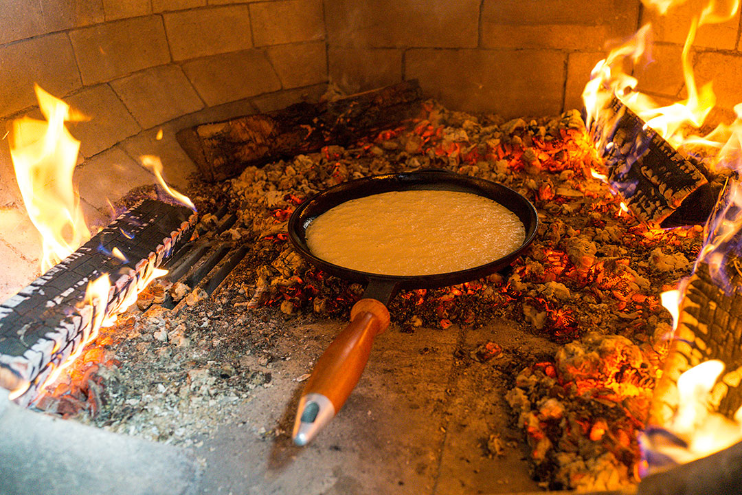 Фото с ресурса: stalic.livejournal.com. Блины можно готовить в русской печи по разным рецептам — на опаре или без дрожжей. Традиционно русские блины небольшие, поэтому и сковорода под них нужна небольшая. 