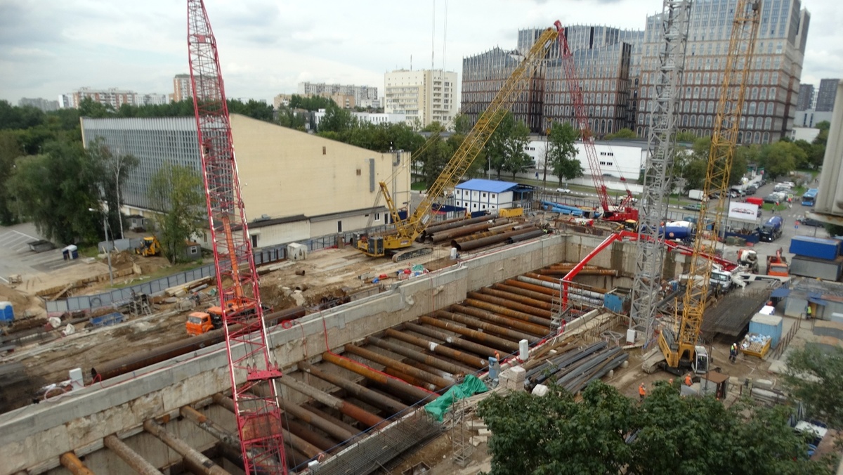 📷 2.1: В восточном торце (в сторону «Бульвара Генерала Карбышева») началась заливка бетоном лотка котлована в месте выхода щита «Лилия».
