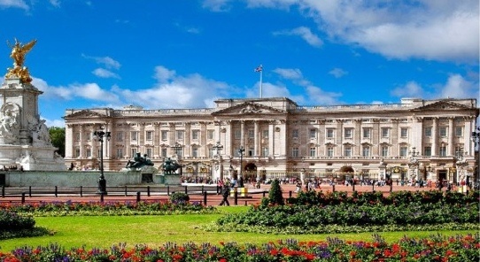 Букингемский дворец. Ну, так, ничего выглядит! И почему Гаврику там не жилось? А Меган Маркл очень хотела там пожить. Но что - то пошло не так. 