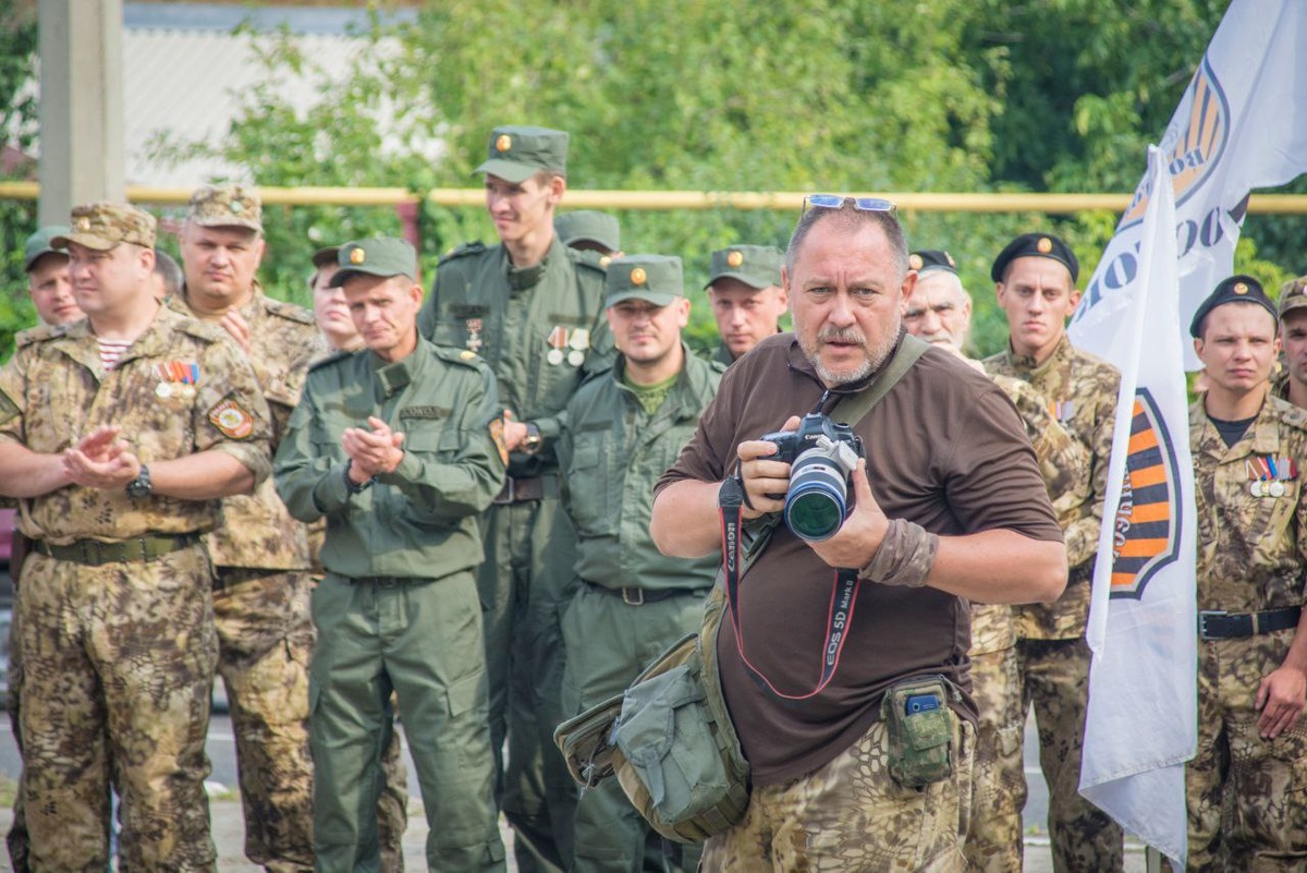 Игорь Иванов даже когда отправил добровольцем на фронт, брал с собой фотоаппарат[/caption]