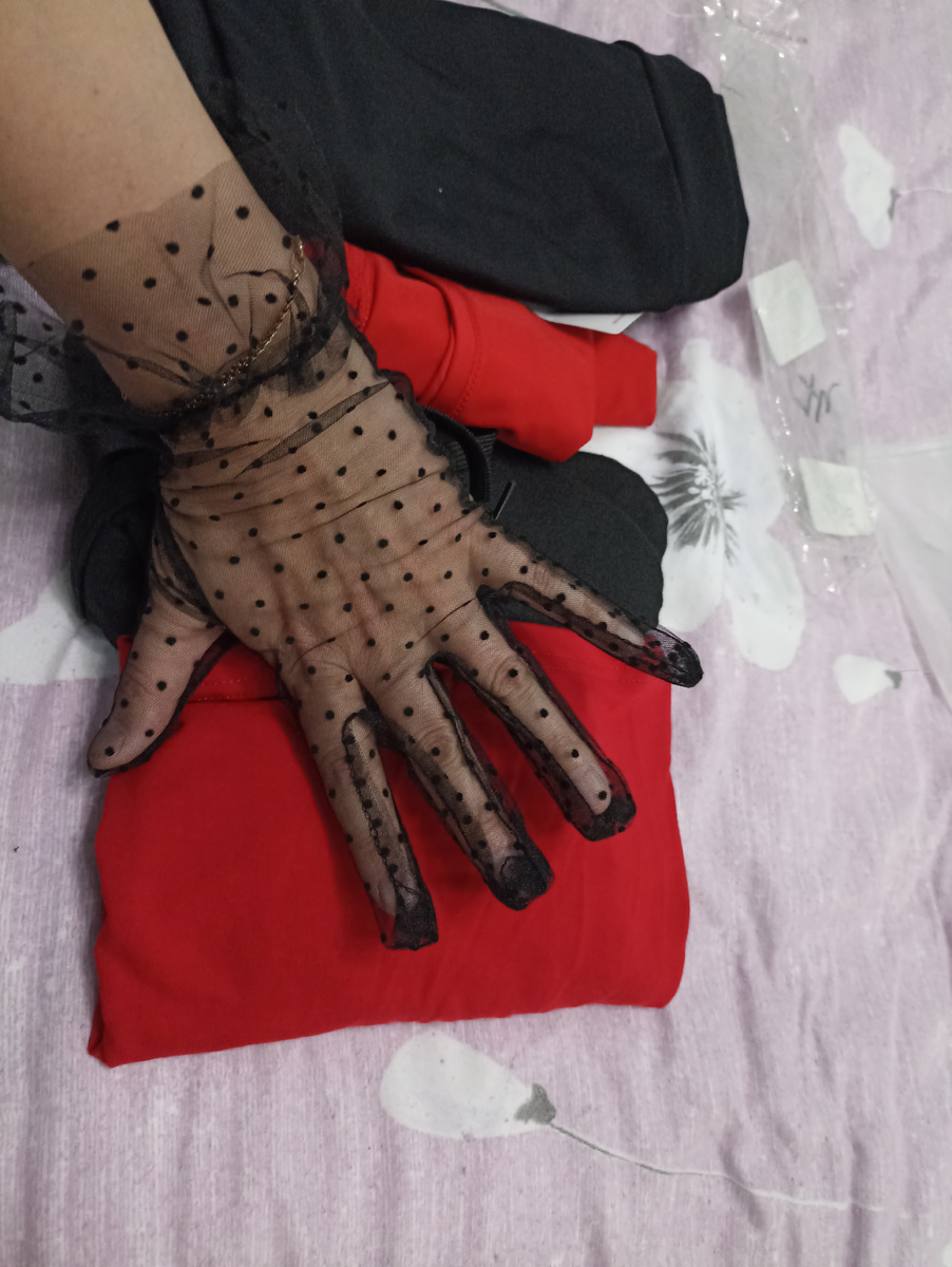 Красная водолазка и красное боди. Понятно, что надену что-нибудь одно. Брюки спортивные клёш, перчатки, чешки 