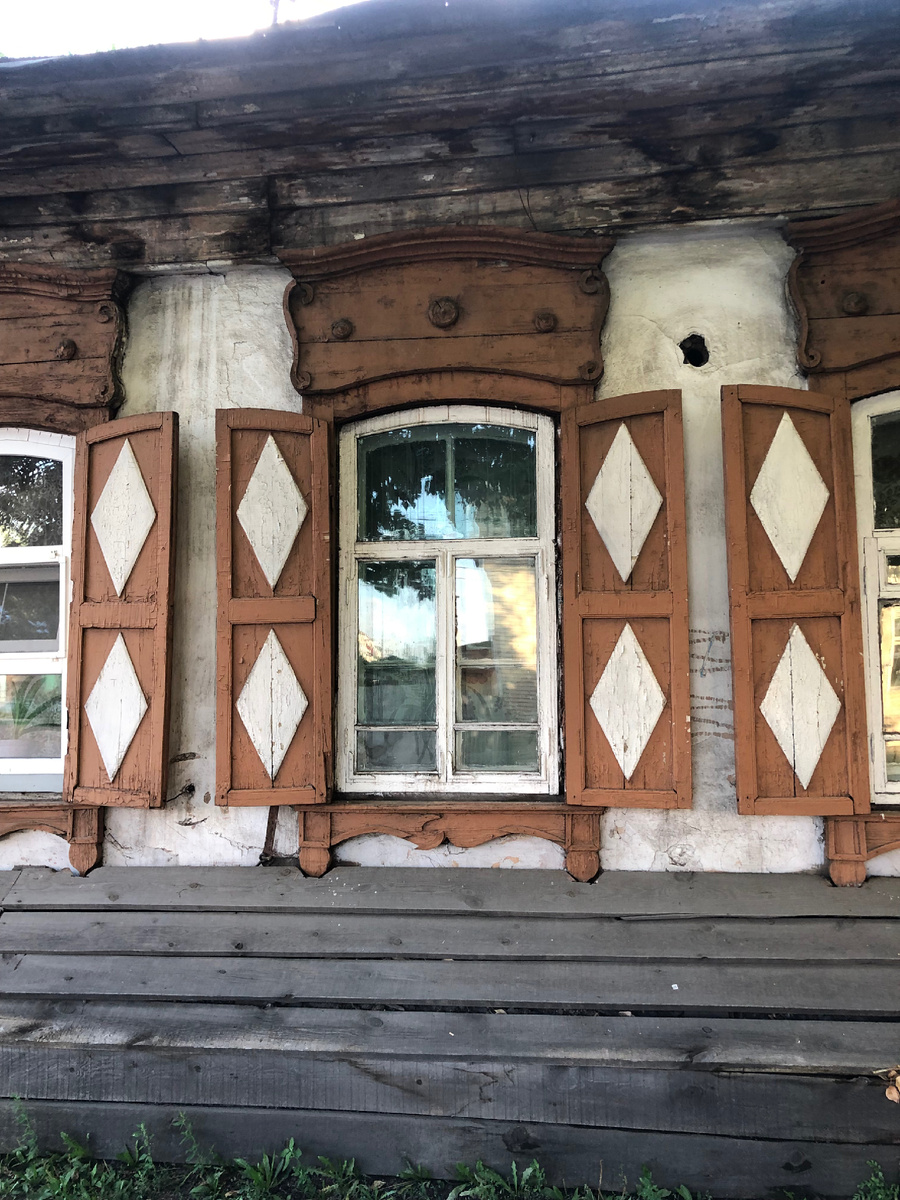 Флигель, но стоит не во дворе.