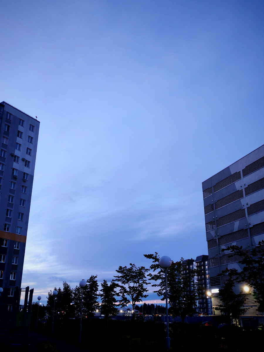 Солнце в размышлениях. Может ещё поспать? 