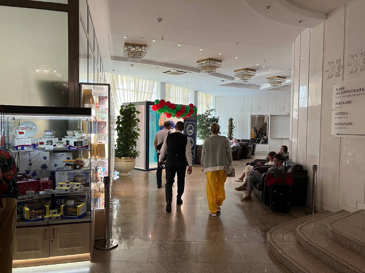 Идем мимо киосков 