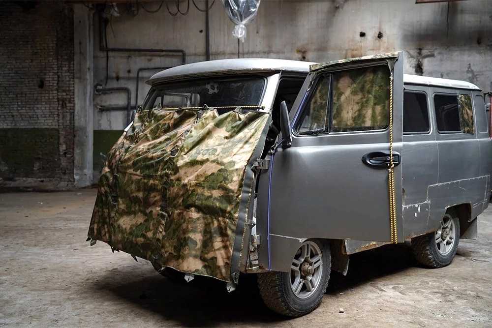    Композитная броня без труда устанавливается на внешнюю обшивку, капот и двери автомобиля. / русскаясила.РФ