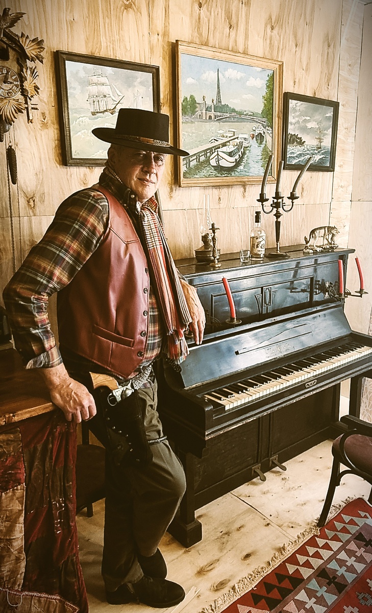 Красавец мужчина, элегантно опирающийся на фортепьяно 1885 года 