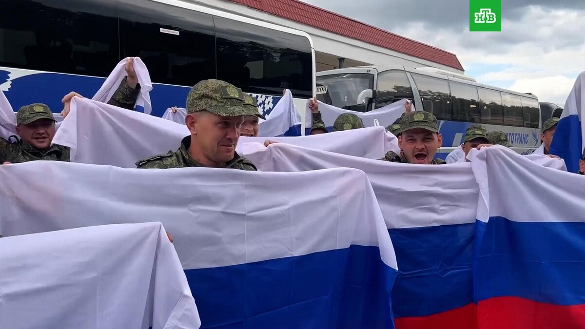    Минобороны показало вернувшихся из украинского плена бойцов
