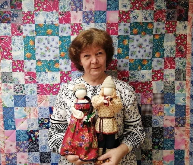 Мастерица по изготовлению кукол получила региональное почетное звание