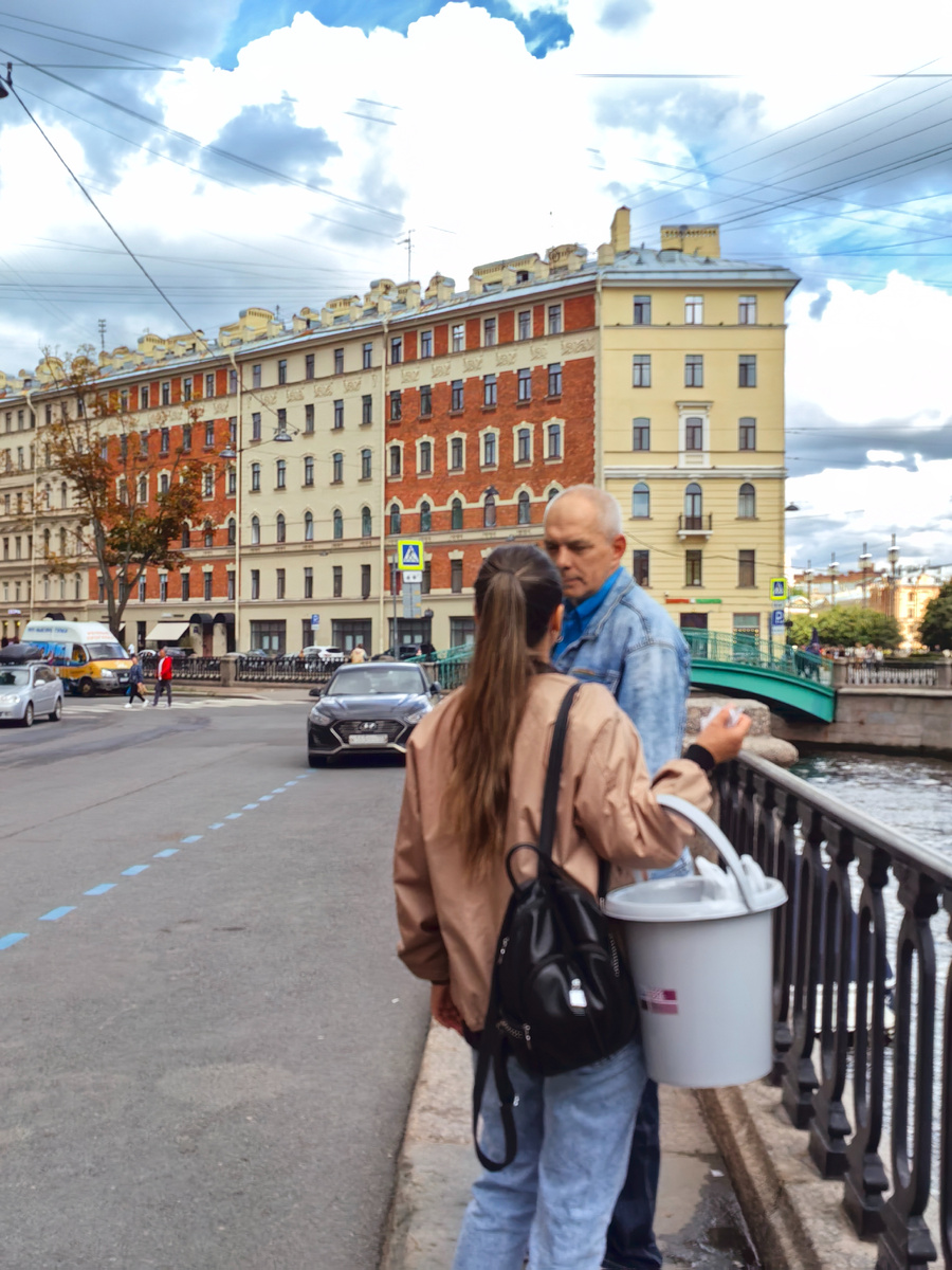 Ведро везла через полгорода.