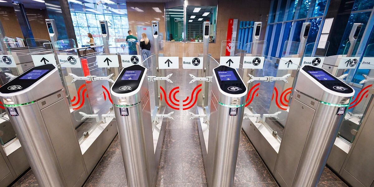 📷 1.1: Турникеты Face Pay в московском метро крупным планом (интерфейс и камера). Источник: портал мэра Москвы.