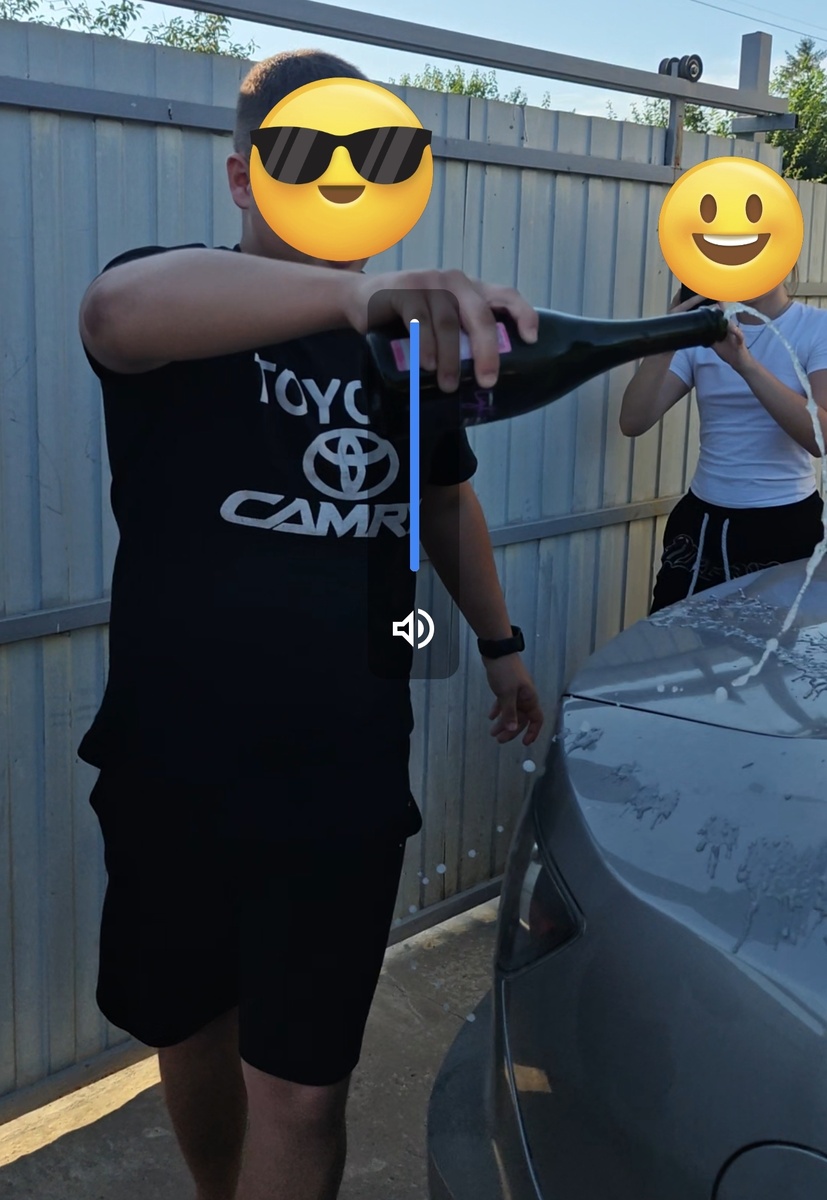 Хорошая традиция – облить покупку шампанским.