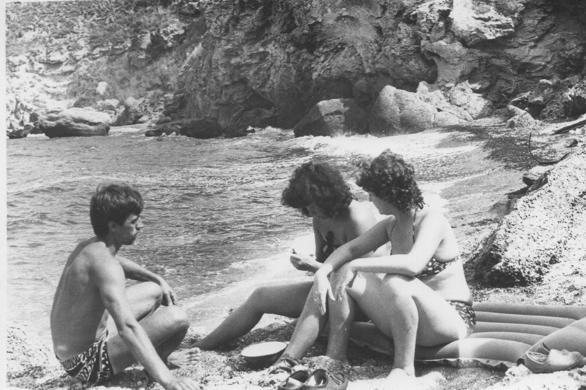 На берегу Азовского моря. Загорали на скалах и ловили бычков в несметных количествах