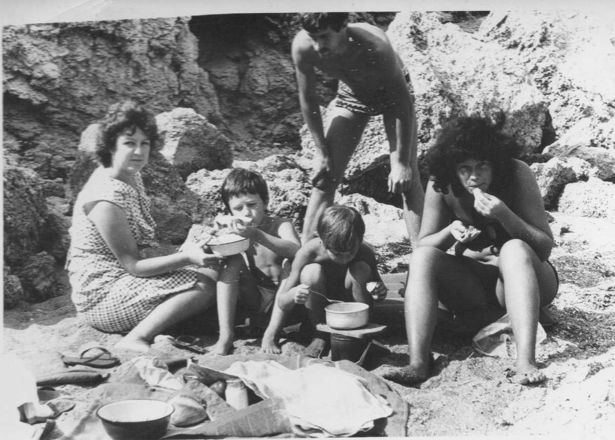 Только на берегу можно была так уплетать. Это была уха из бычков и всякая домашняя вкуснятина, которую наши мамы готовили феерически вкусно