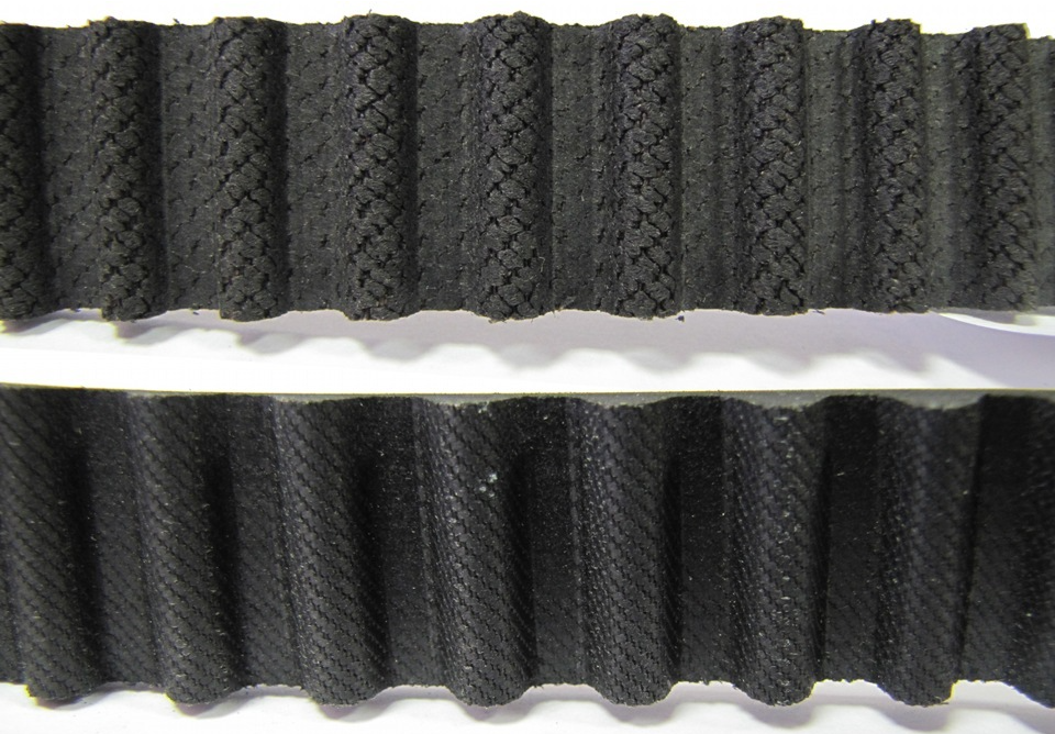 Пример подделки ремня ГРМ. Сверху - оригинал, снизу - подделка. Фото взято с сервиса Яндекс.Картинки