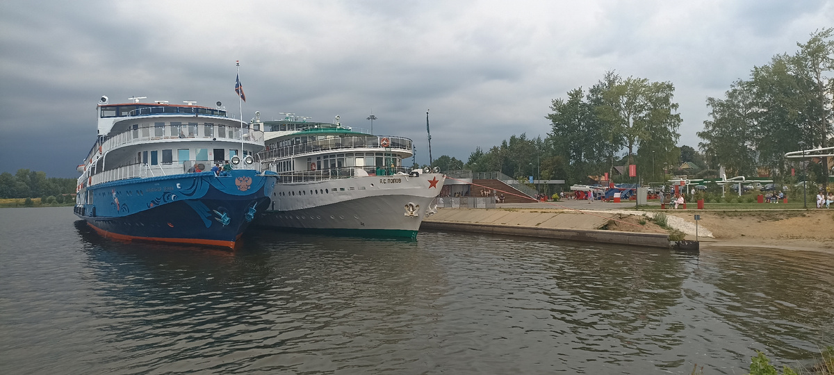 Теплоходы на пристани в Чкаловске. 