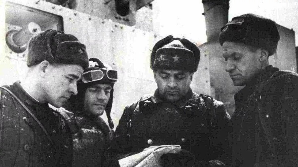 Экипаж бронепоезда №53. Командир экипажа Алексей Джахиев — второй справа
© Photo