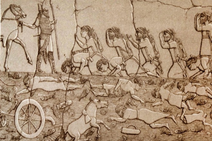 На этой гравюре воспроизведен рельеф из Ниневии, на котором изображена капитуляция выживших после боя врагов. Такие сцены были обычным явлением в ассирийском дворцовом искусстве, призванном прославлять военные победы царя и проецировать императорскую мощь. 