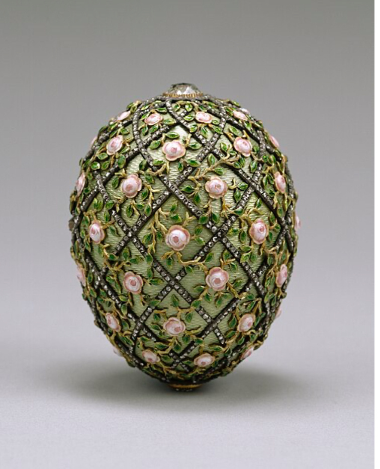 Яйцо с решеткой и розами 1907. Фото взято из открытого источника 
