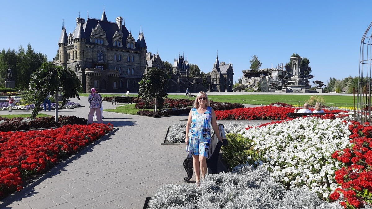 В Замке Гарибальди в этом костюме.