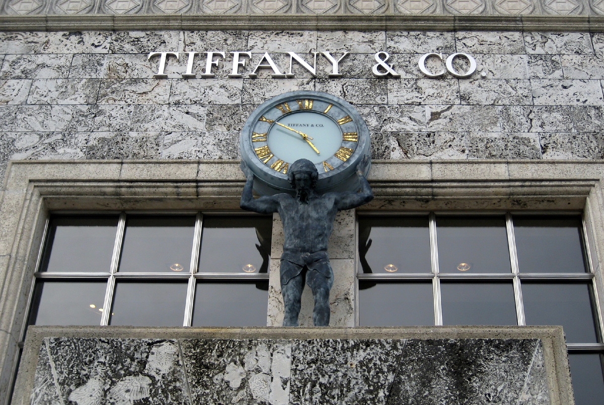Рис. 1 - Атлант, держащий часы над входом в главное здание Tiffany & Co.