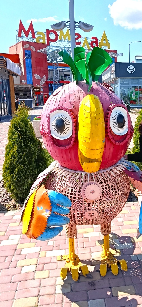 Фигура попугая Кеши возле торгового центра "Мармелад"