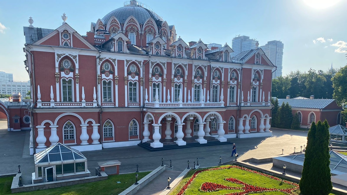 со двора вид. Листайте галерею.