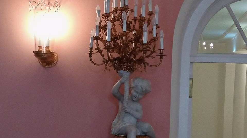 Канделябр в одном из залов. Листайте галерею.