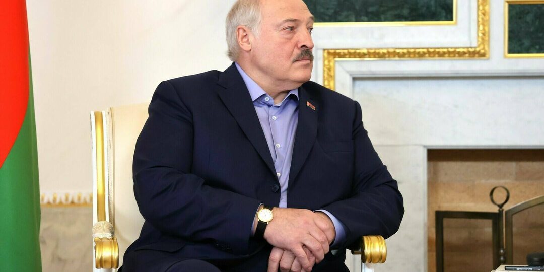Лукашенко в ответ на слухи о его здоровье предложил поделиться медкартой