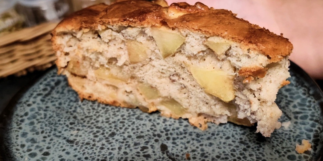 Идеальная шарлотка с яблоками. Секрет теста без опадания