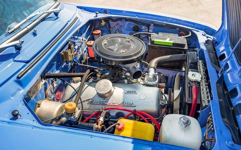 Двигатель Москвич‑412 стоял в моторном отсеке продольно, с наклоном вправо.