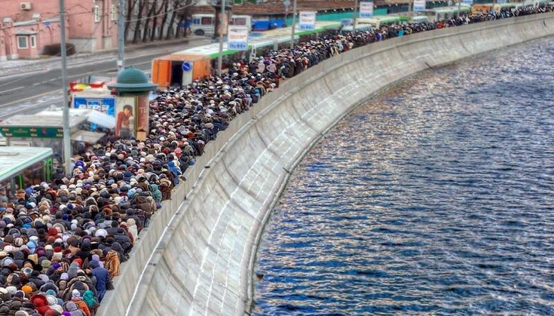 Это очередь к поясу Пресвятой Богородицы в Москве в 2011 году. Люди стояли по 9- 12 часов. Многие приехали на автобусах из других городов, целенаправленно с этой целью.