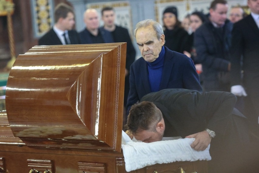 Глеб Панфилов с сыном Иваном на похоронах Инны Чуриковой 17 января 2023 года.