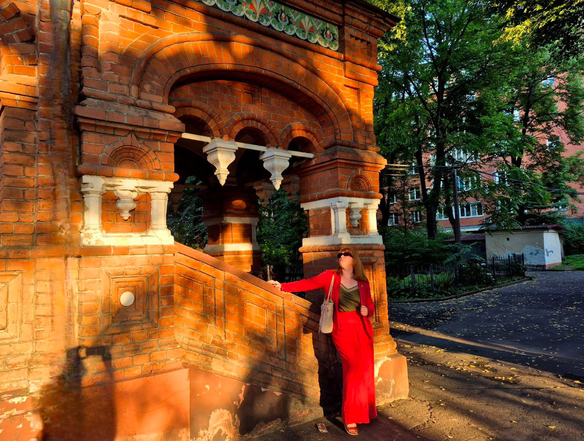 Вот купишь, бывало, очень удачный костюм или идеальное платьев, — а не во всякий цветовой дресс-код они впишутся! 