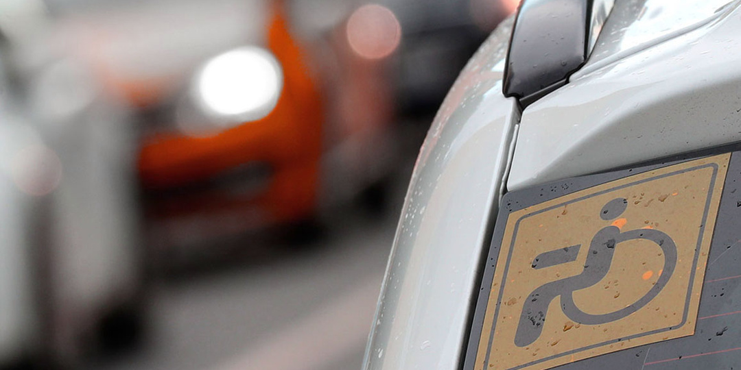 Водителей будут лишать прав за фальшивый знак "Инвалид"